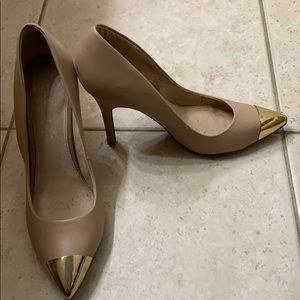 Nude pump with gold toe